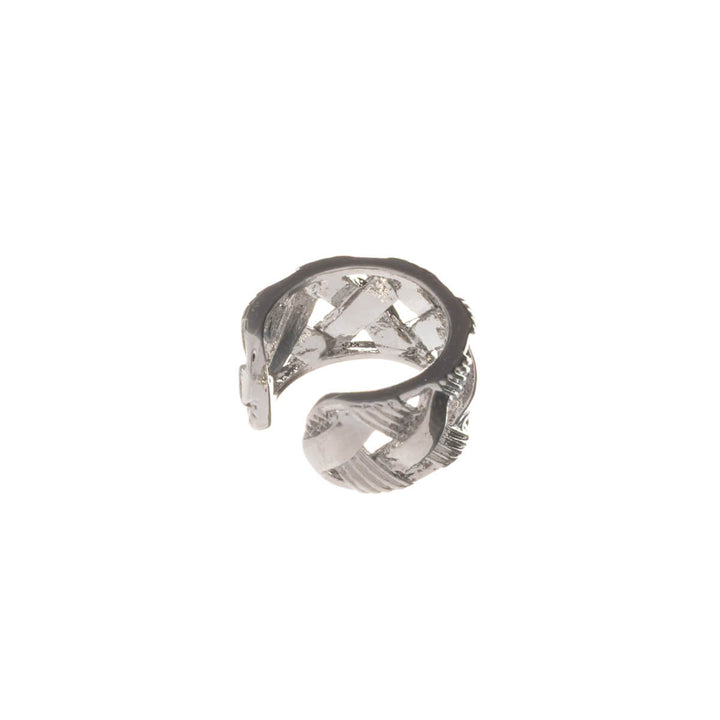 Rutmönster på rustikt örhänge med öronmanschett