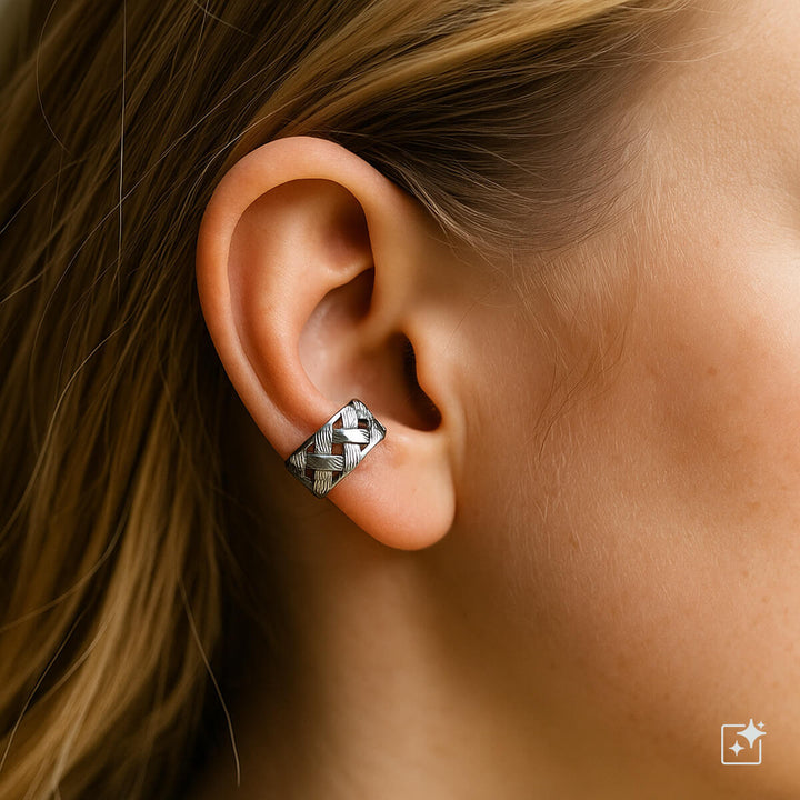 Rutmönster på rustikt örhänge med öronmanschett