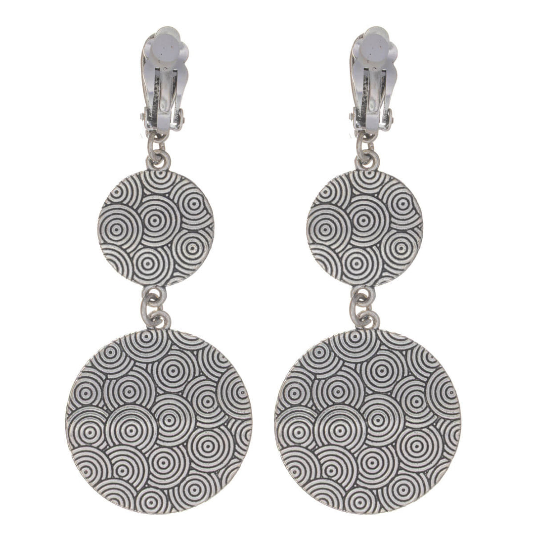 Platta ringar som hänger i klämörhängen