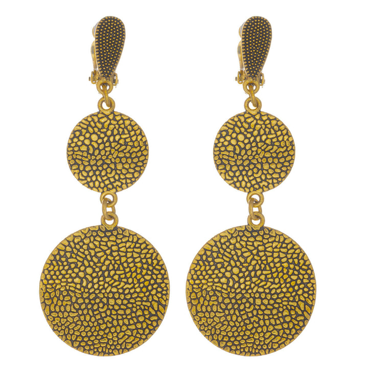 Platta ringar som hänger i klämörhängen