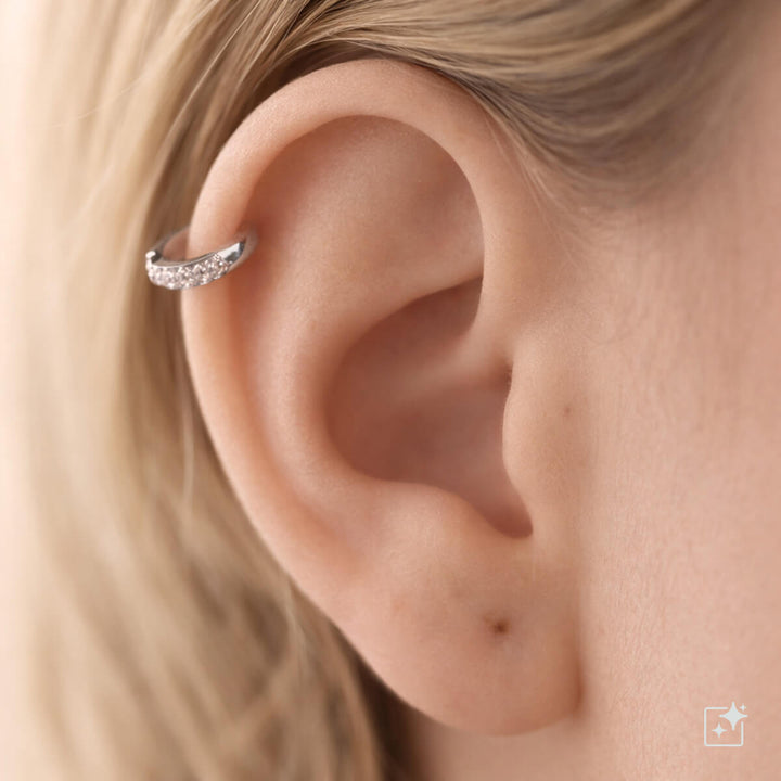 Yksirivinen ear cuff zirkoneilla