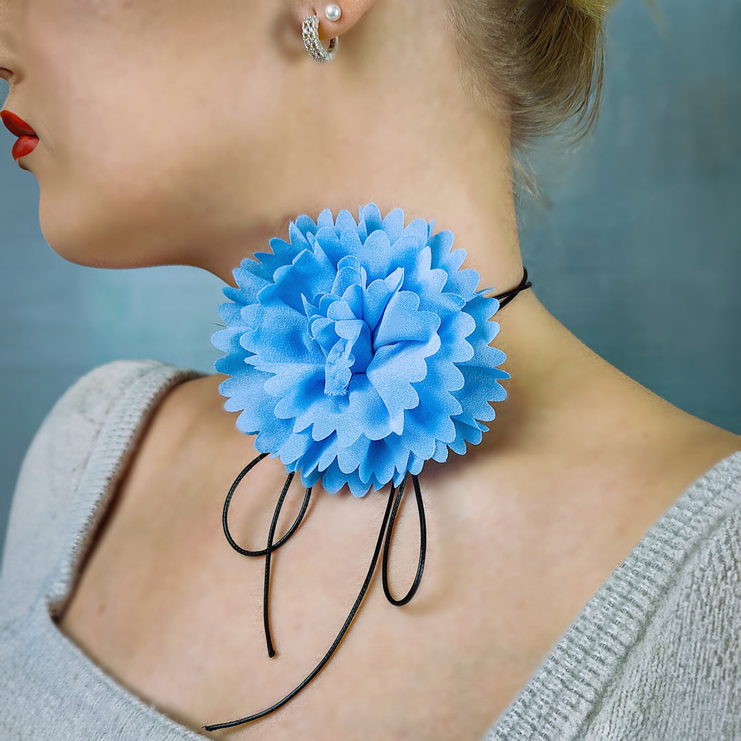 Bundet chokerhalsband med blommor och sladd