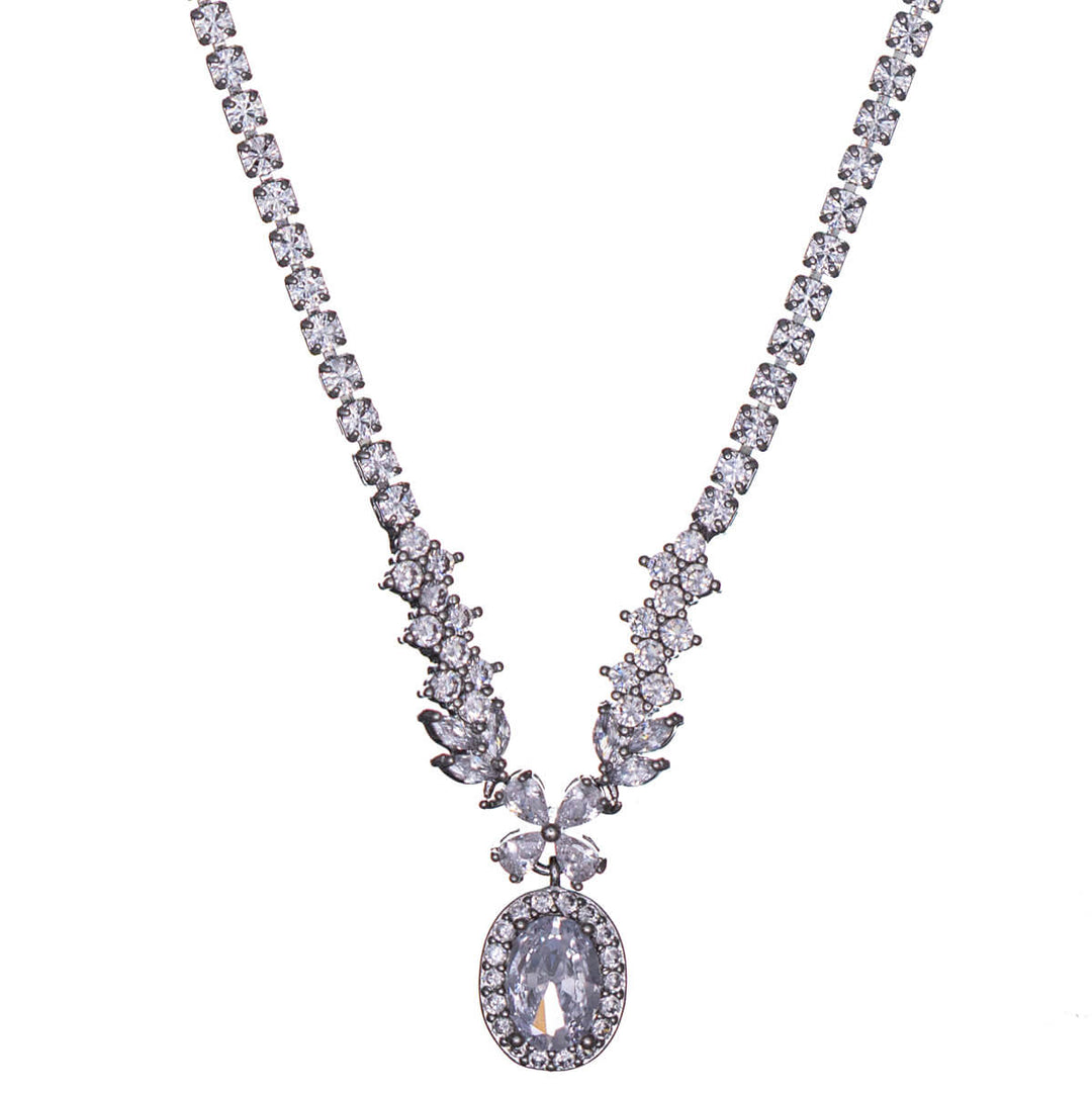 Oval-shaped zirconia necklace