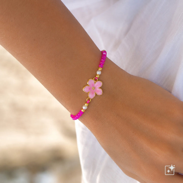 Adjustable flower bracelet with glass beads