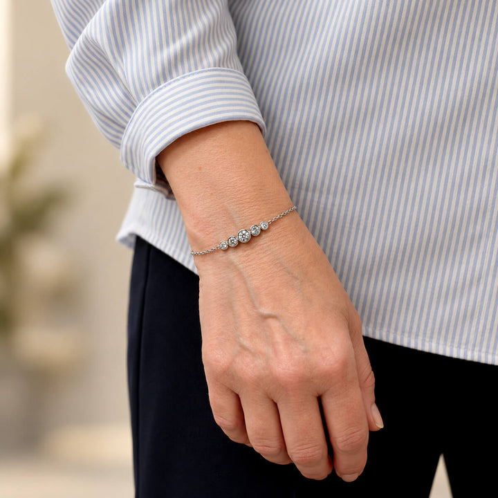 Ett smalt armband med en bred zirkonia-dekoration (Stål 136L)