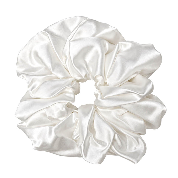Glänsande satin-scrunchie – stor och mjuk, 12 cm