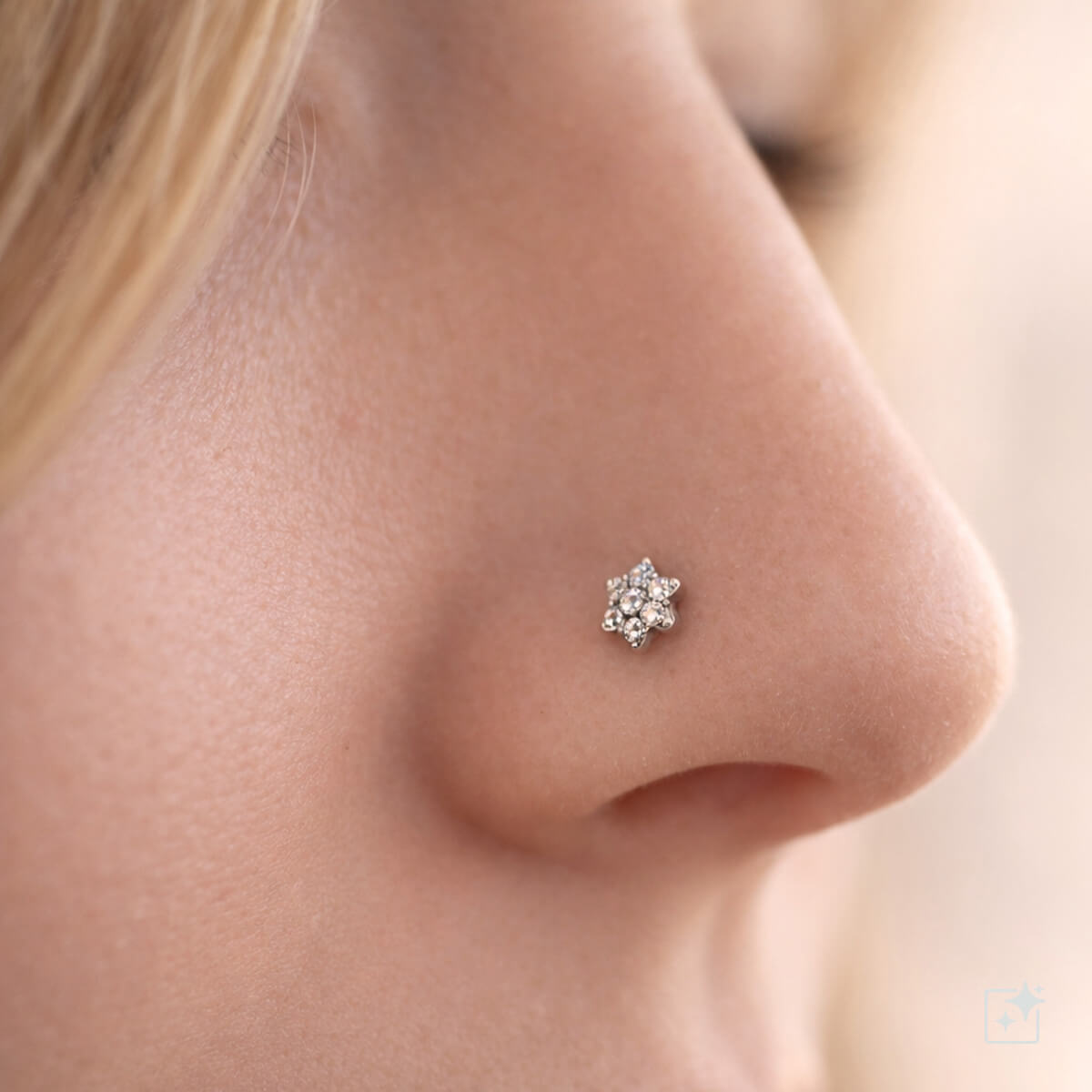 Zirkonia kukka nenäkoru spiraali 0,8 mm (Titaani G23)