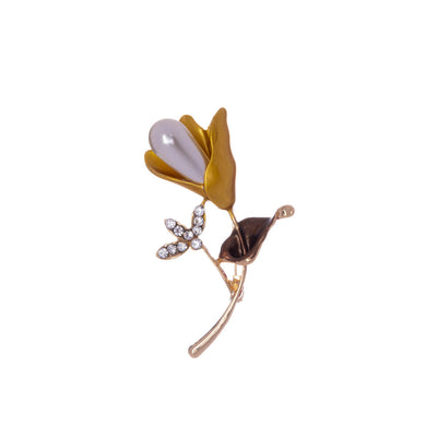 A glittering flower pearl brooch