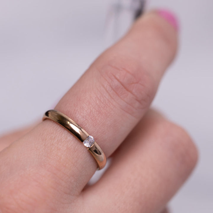 Smal roséguldpläterad ring med zirkonia sten 3mm (18K stål 316L)